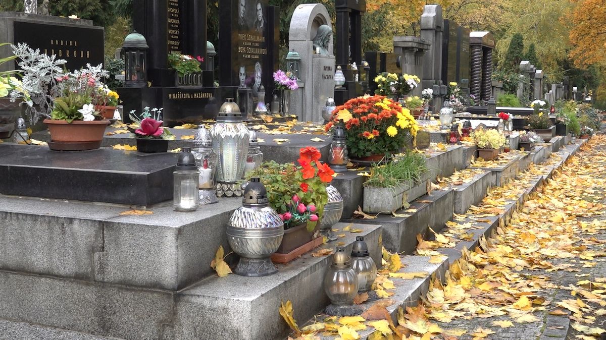 Dušičky: Na hřbitov v menších skupinách a s rouškou
